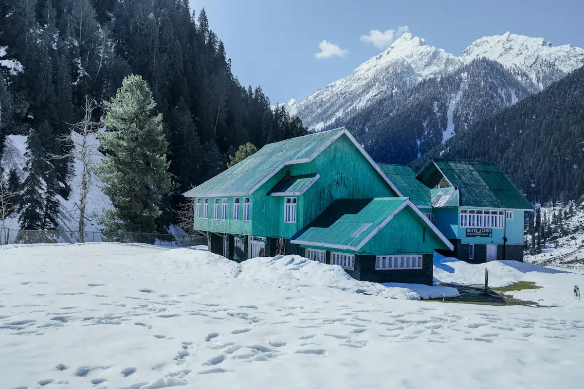 Gulmarg Kashmir Tour Destination with mountain and Gondola Ride